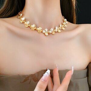 Gold petal necklace, light luxury niche design exquisite necklace